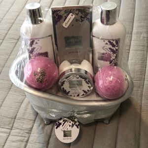 New Lowery Bath gift set. Lavender scent